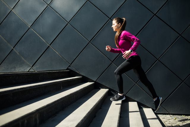 Bí quyết leo cầu thang để đốt mỡ mà không hại khớp gối